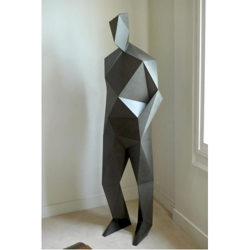 Полигональная скульптура мужчина